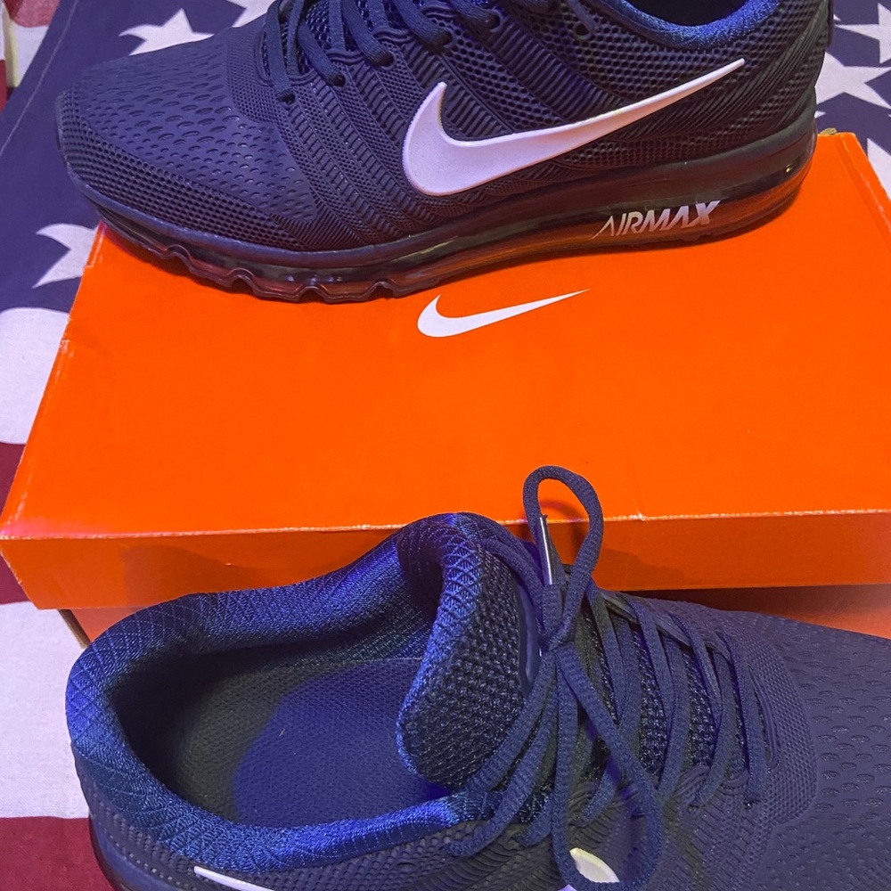 NIKE Men’s Air Max 2017 Running shoes.